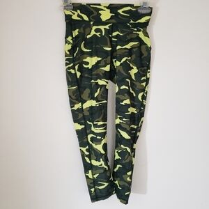 Human Performance Engineering Camo Print Capri Leggings Tights Womens Size XS